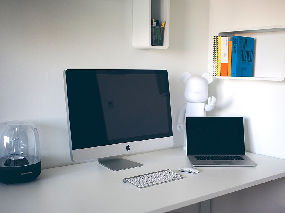 Apple desk bundle — iMac 27", MacBook Pro + Magic Keyboard